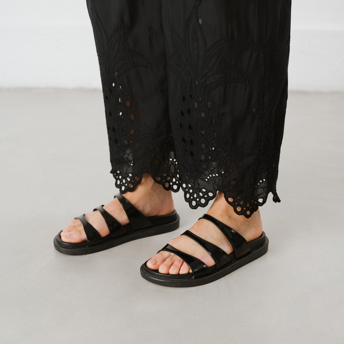 Mules à brides  en cuir vernis noir
