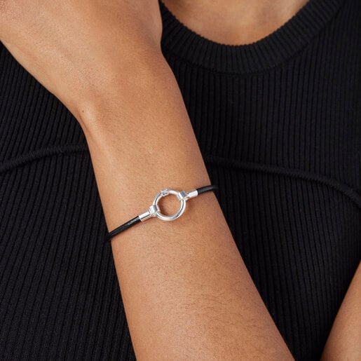 Pulseira de couro preta e prateada com fecho de pressão