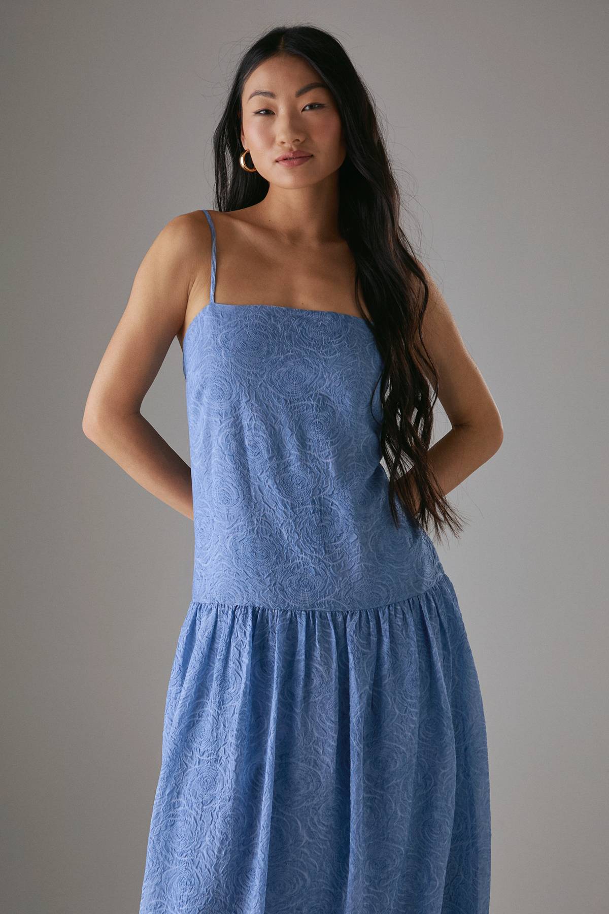 Warehouse Robe Maxi à Bretelles Étagée en Organza Petite Rose
