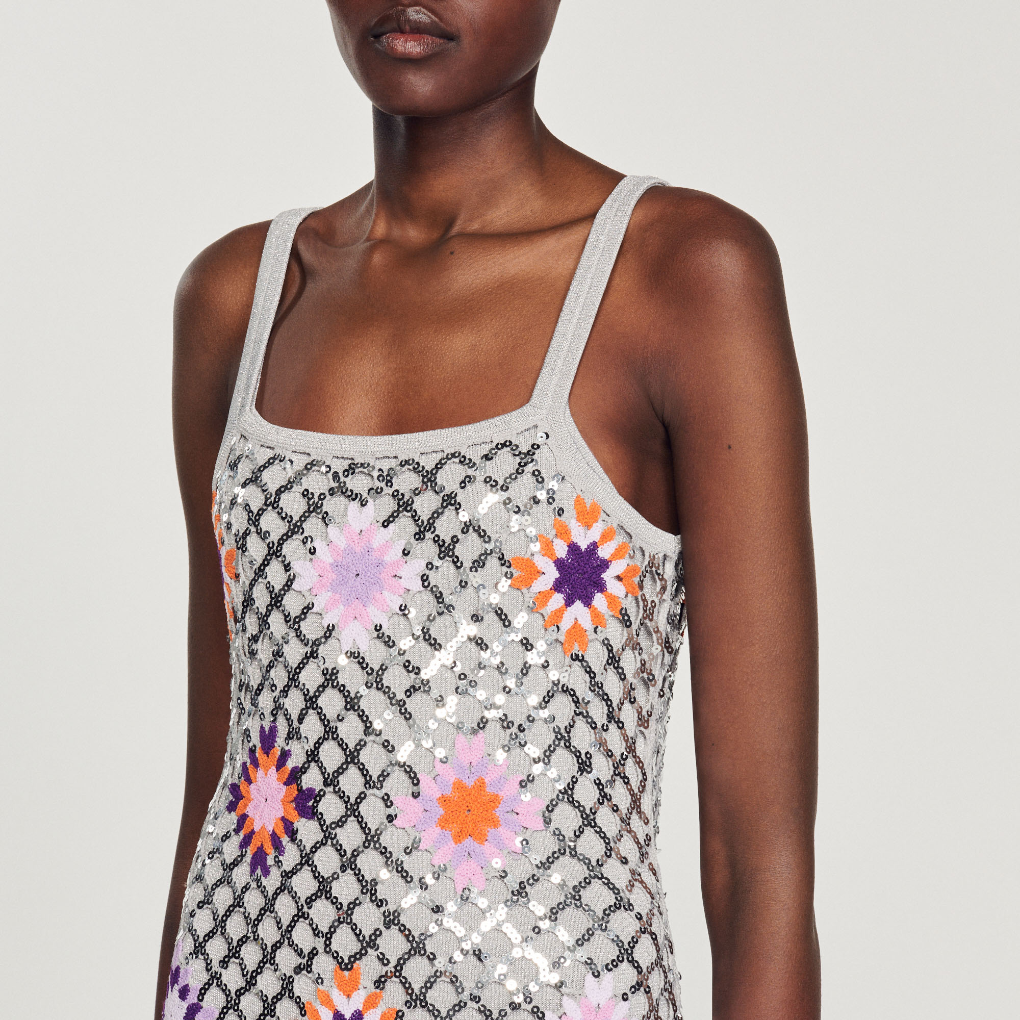 Robe courte crochet et sequins