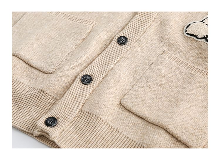 Shineon Studio - V-hals vest met geborduurde beer en zakdetail
