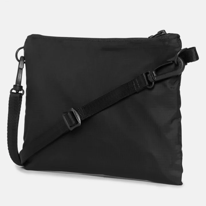 Bolsa transversal de viagem leve e unissex na cor preta.