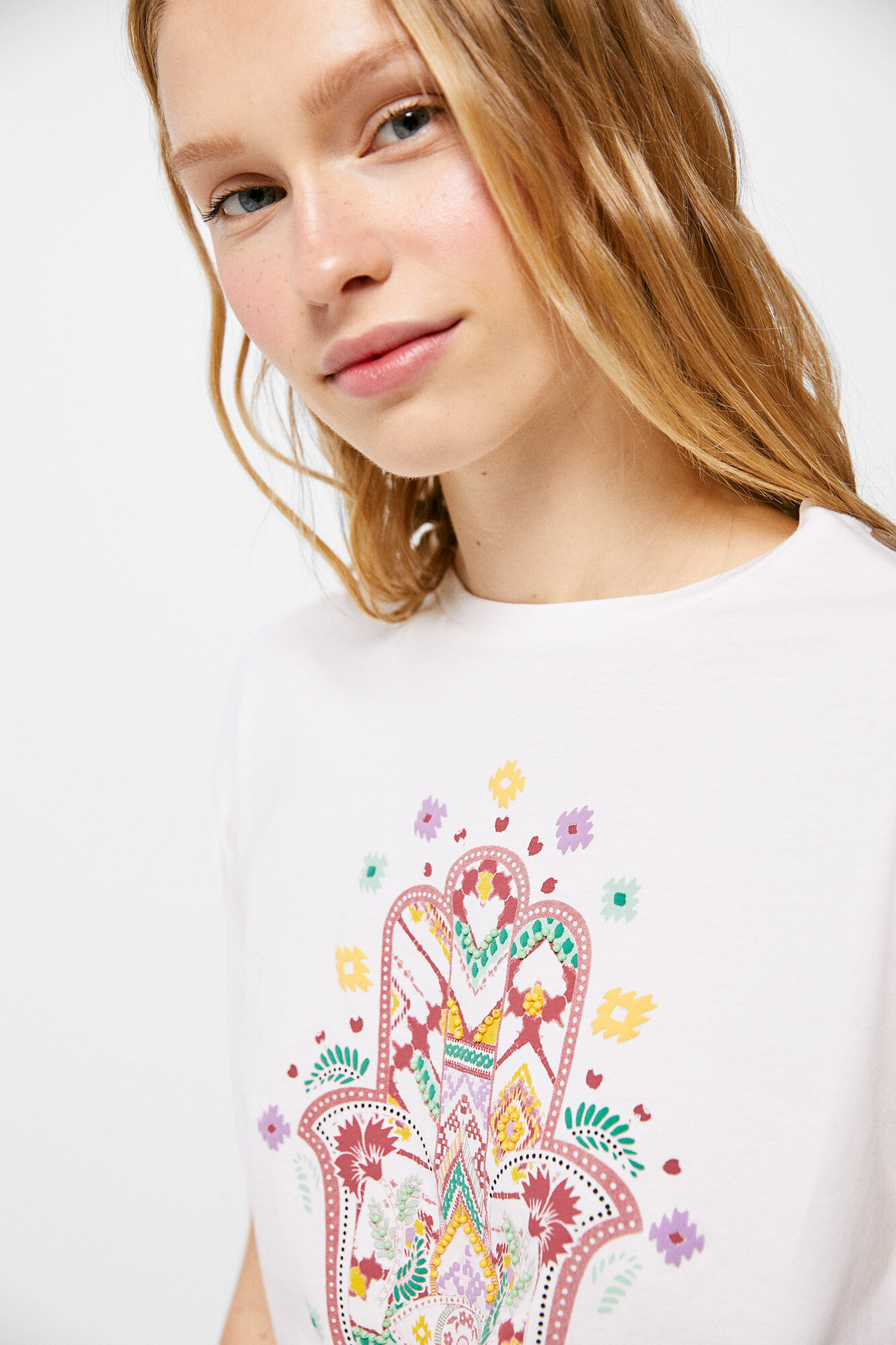 Camiseta com estampa da Mão de Fátima