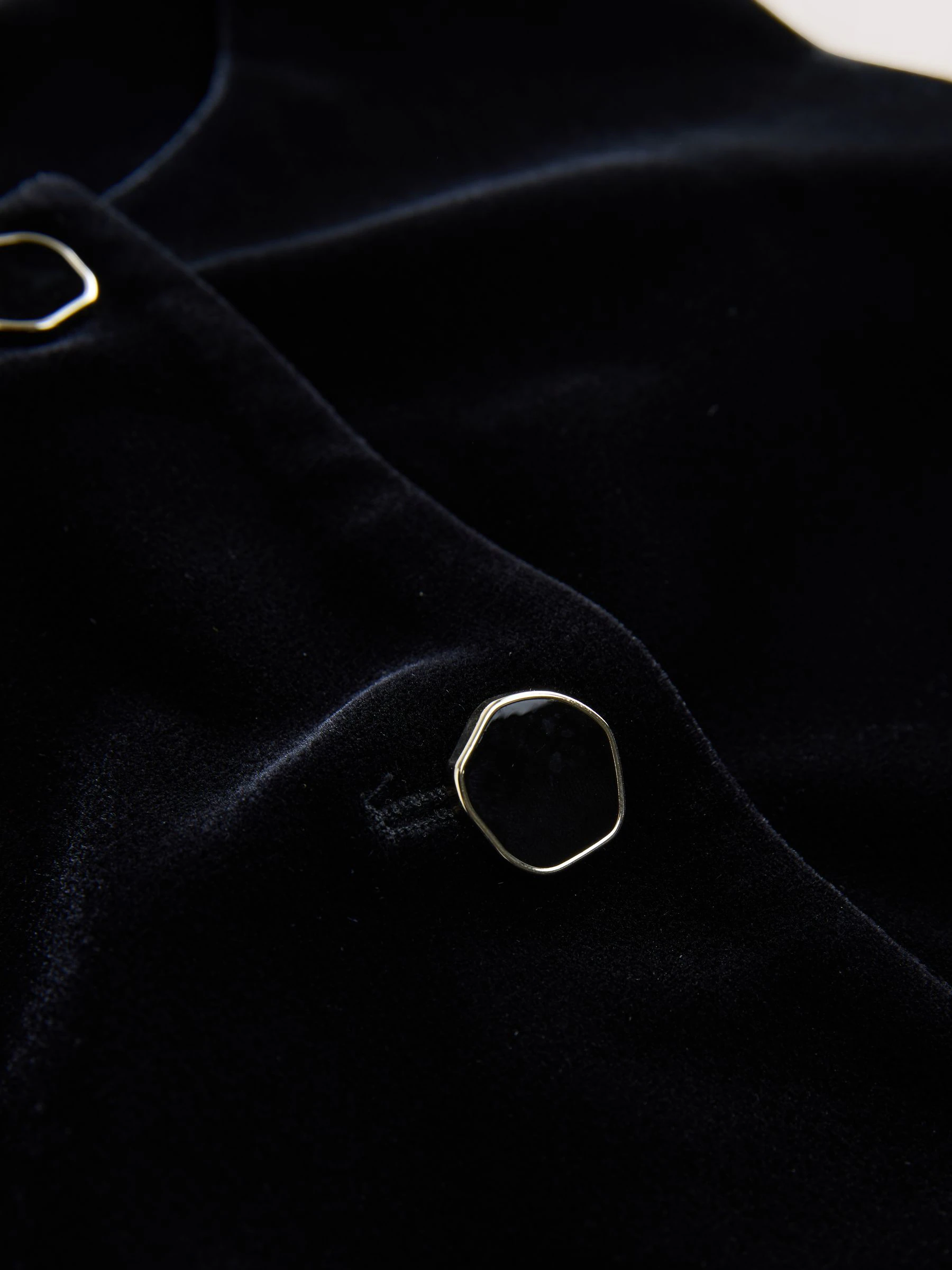 Zwart - Velvet Crew Neck Button Through Waistcoat