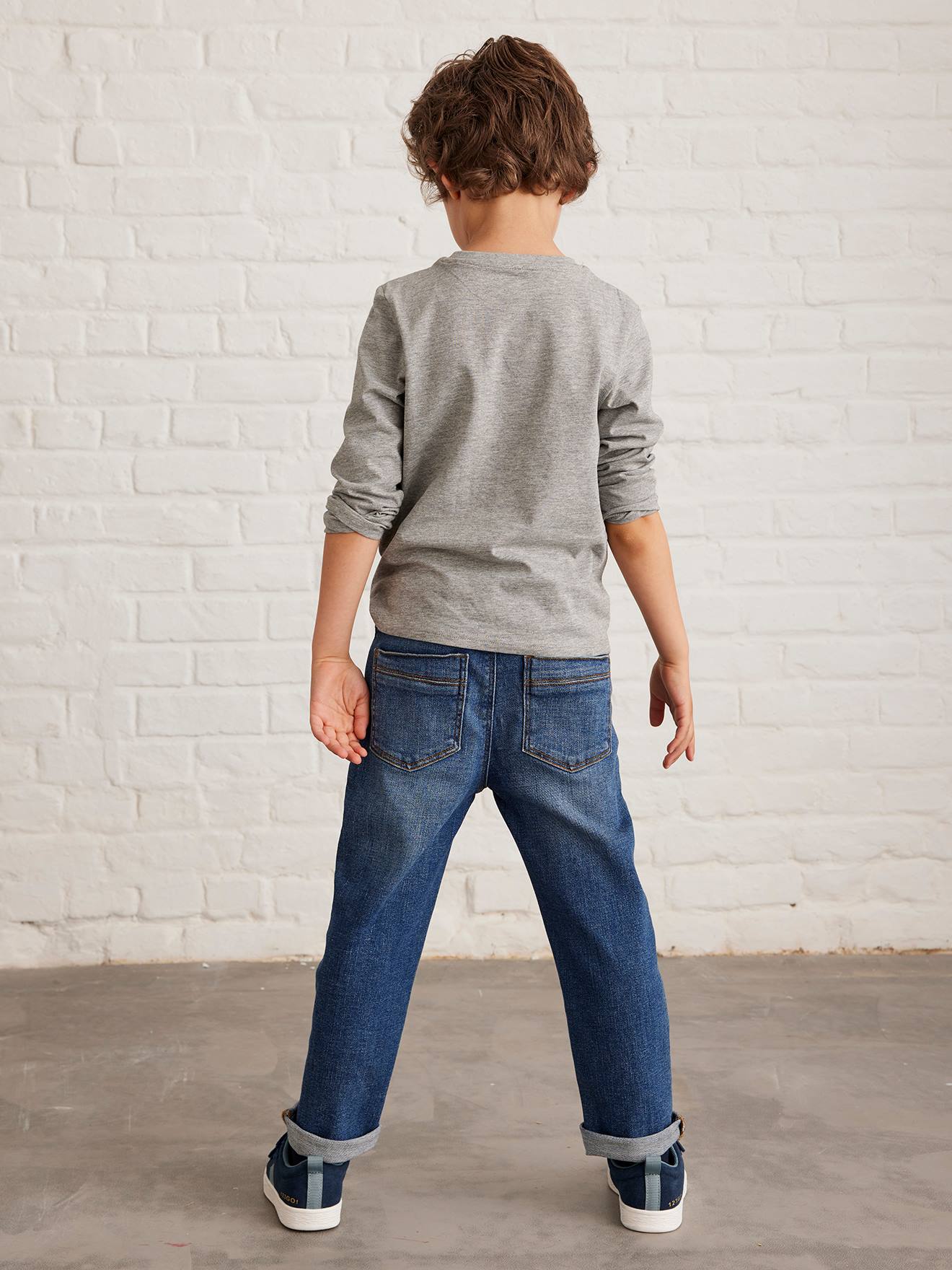 Calça jeans folgada e de cintura baixa para meninos, em denim cinza.