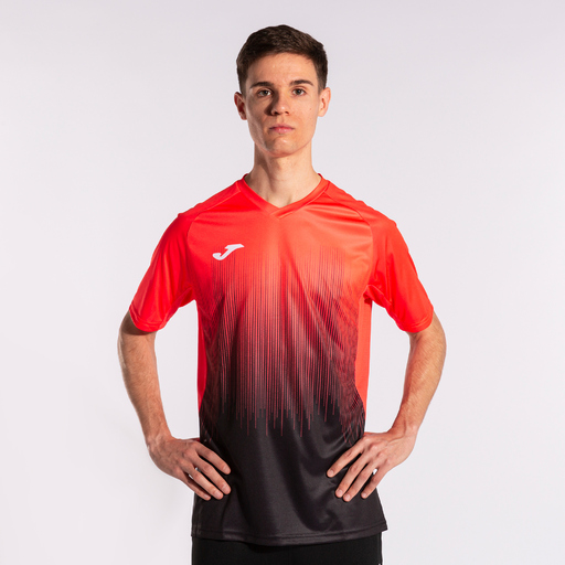 Camiseta Joma Tiger IV de manga curta, preta e coral fluorescente.