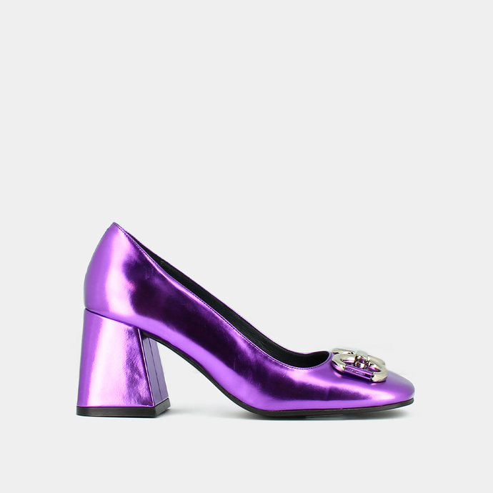 Escarpins à boucles argentées  en cuir metallisé violet