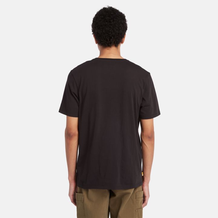 Camiseta masculina preta com estampa camuflada de árvore.