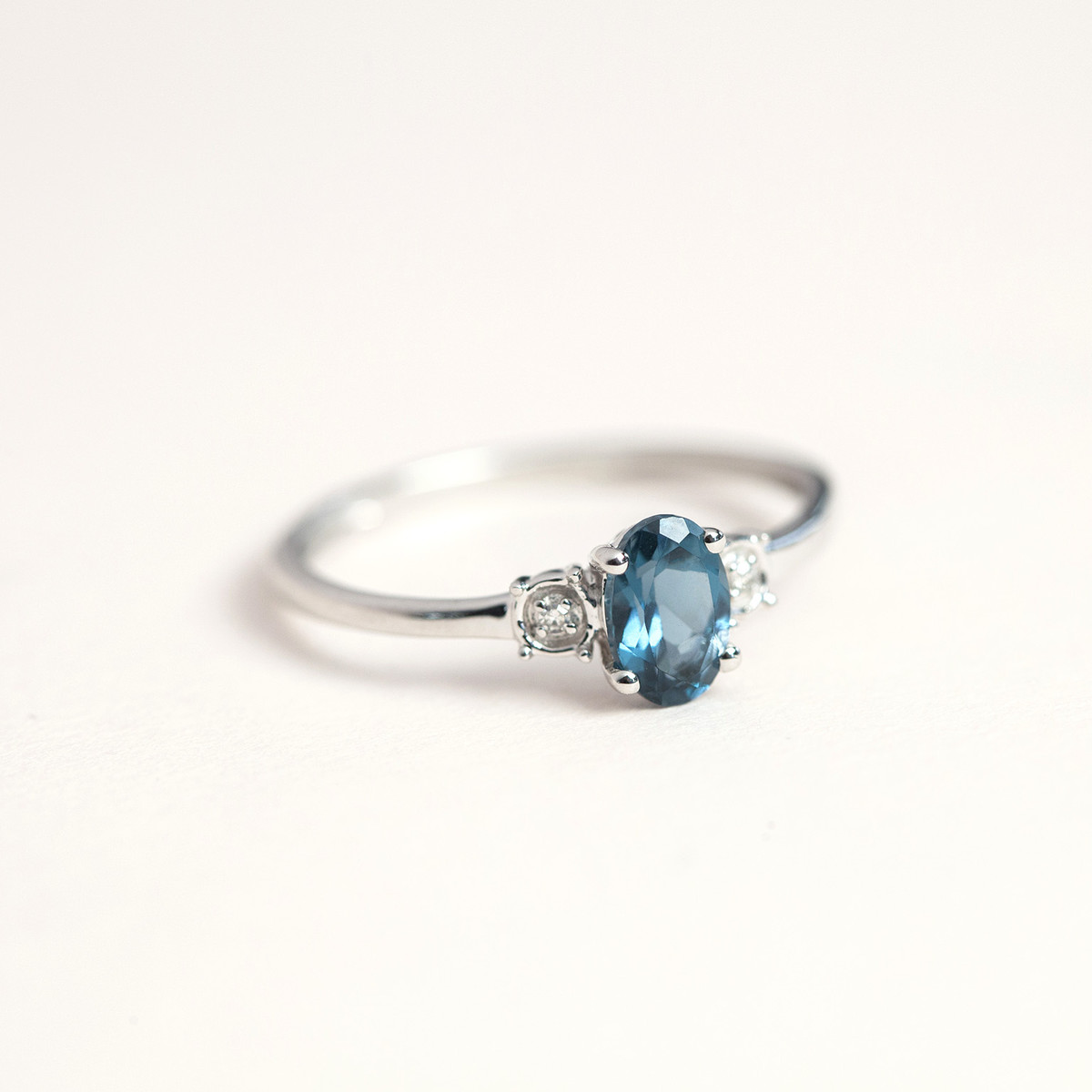 Bague or blanc 375 topaze diamants