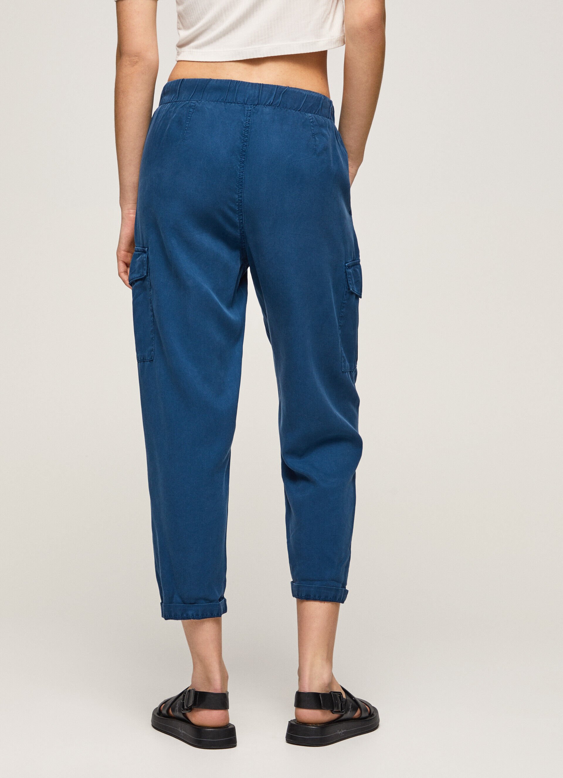 Calça cargo em tecido fluido - azul oceano