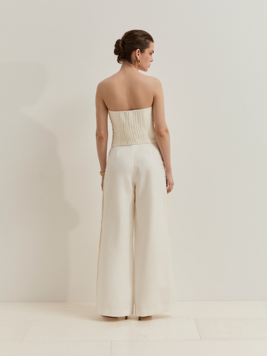 Calças pantalona com detalhe entrançado