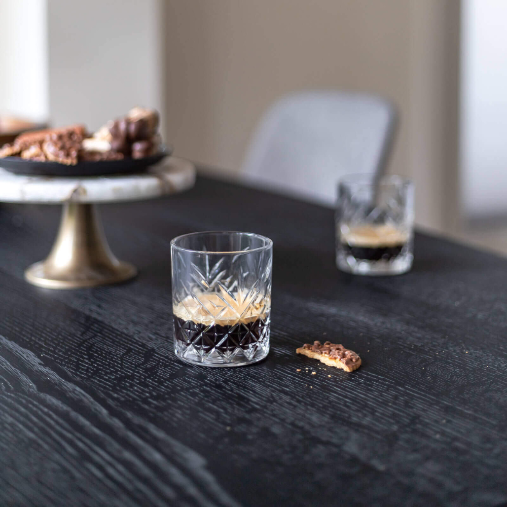 They & Me eettafel Starry Night – organisch 220 x 115 x 75 | Eiken Geborsteld Black Lak | Verjongde Rand | Onderstel RAL9010 zuiverwit