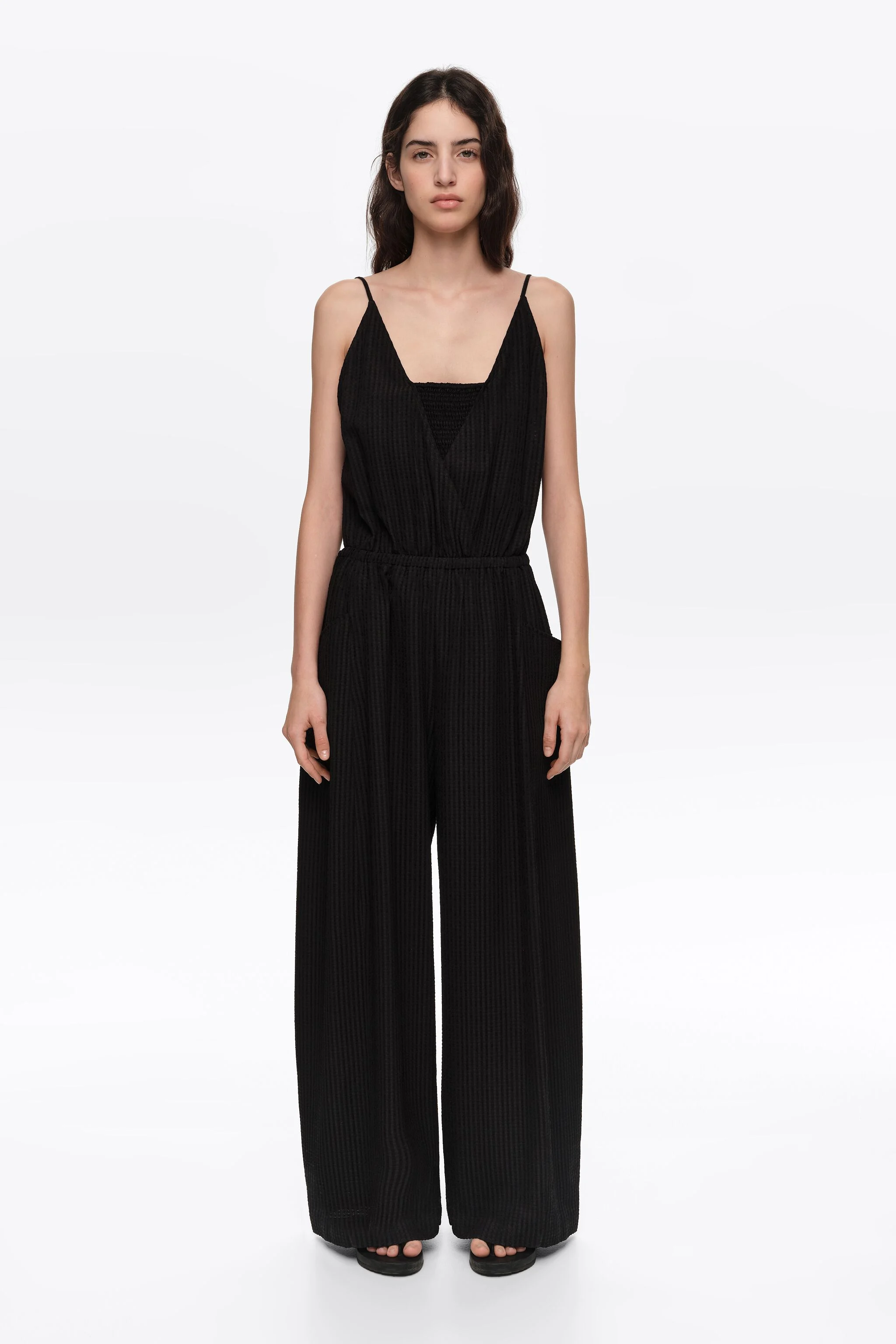 Macacão preto de alças finas com blusa interna franzida