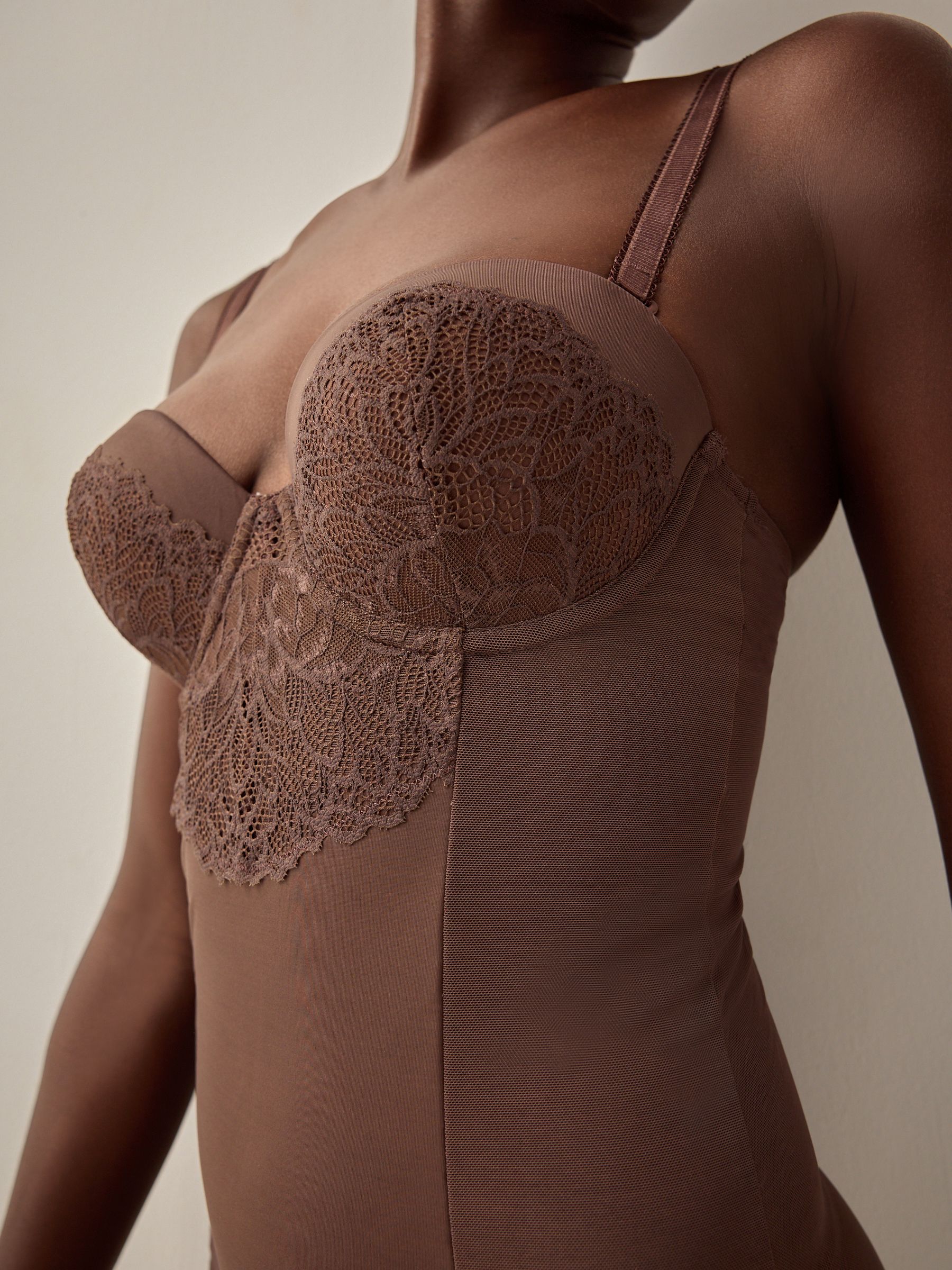 Chocolade nude - Kanten body met cups en sterke buikcorrectie