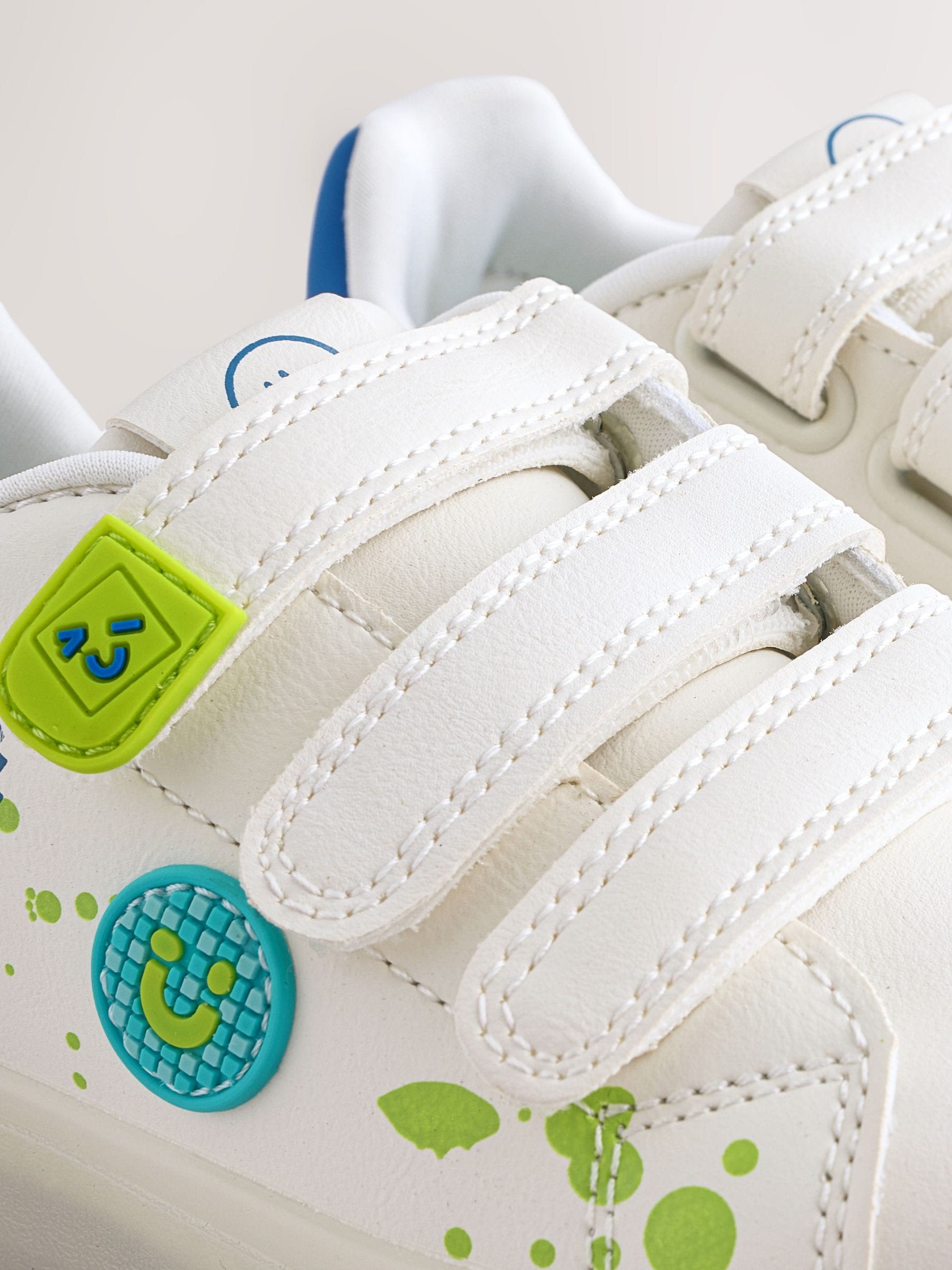 Wit met smiley's - Oplichtende sneakers met klittenbandsluiting