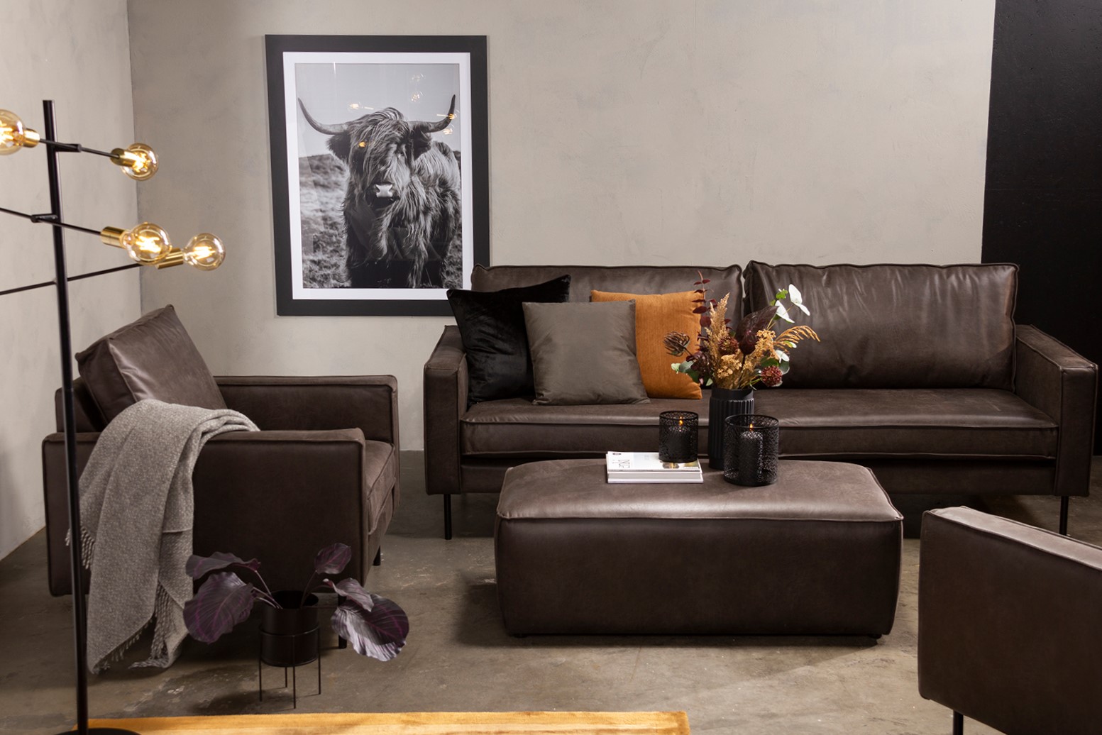 Westin 3,5-seter I Colorado Granitt (70% hud og 30% polyester) med sorte ben