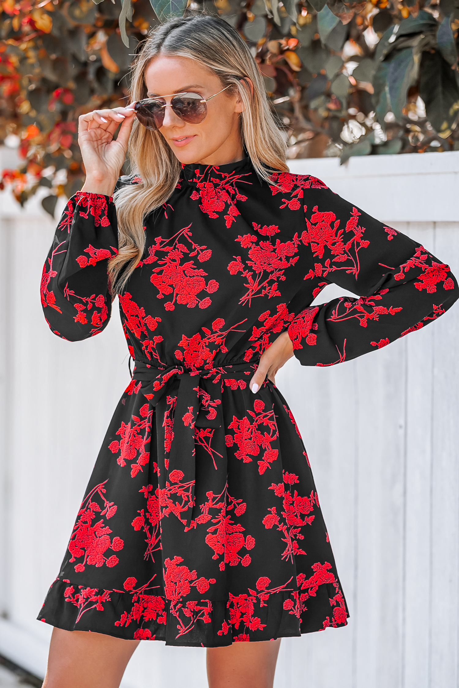 Robe mini avec col montant et ceinture à imprimé floral