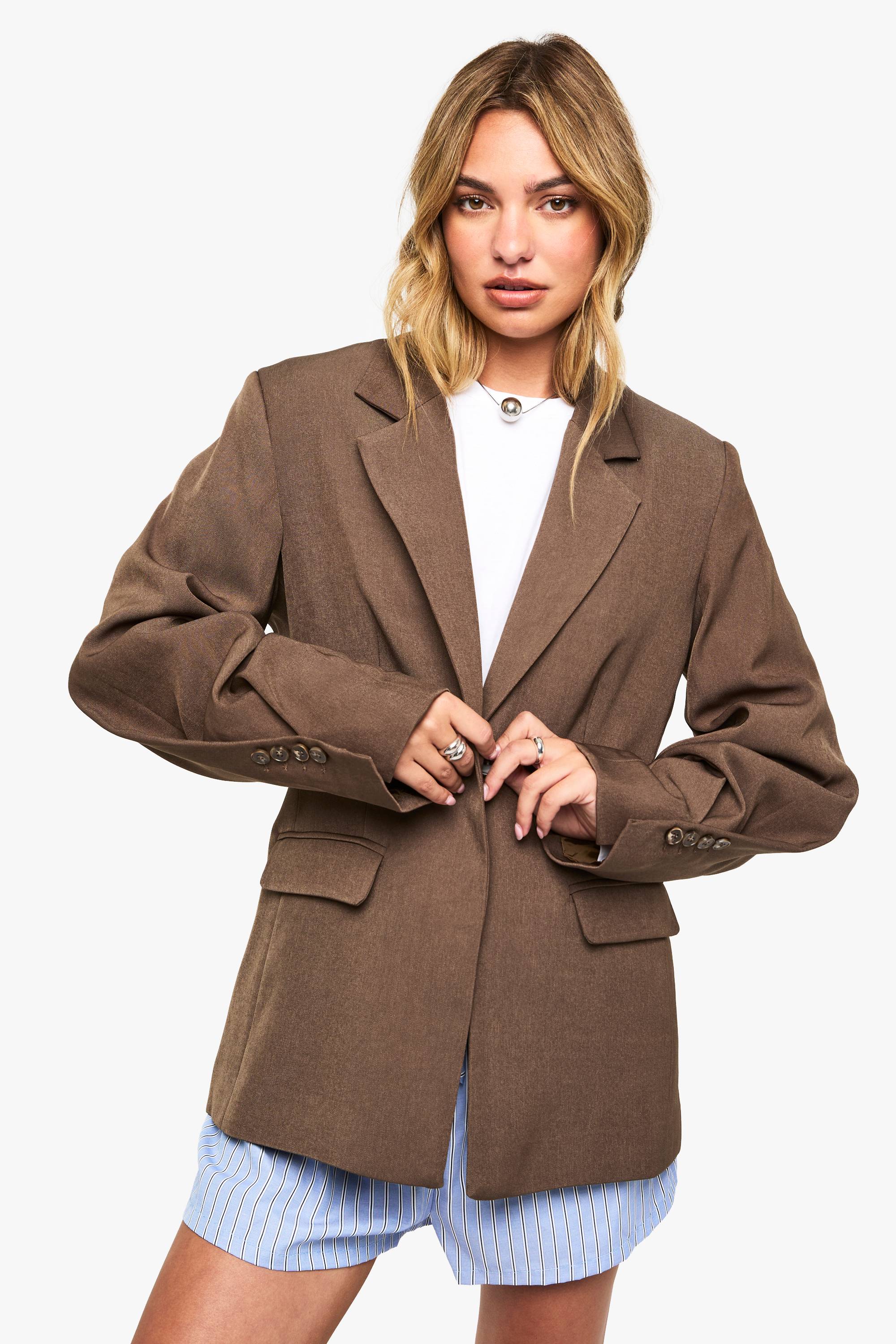 boohoo Blazer surdimensionné à simple boutonnage avec détails boutons et manches volumineuses