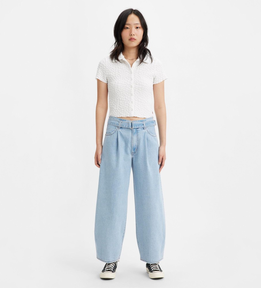 Calça jeans Levi's com cinto, modelo baggy, cor índigo claro.