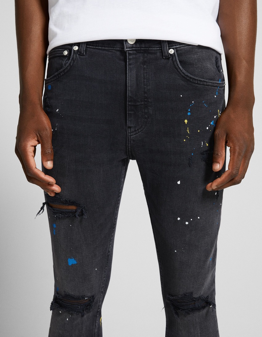 Calça jeans super skinny rasgada com respingos de tinta