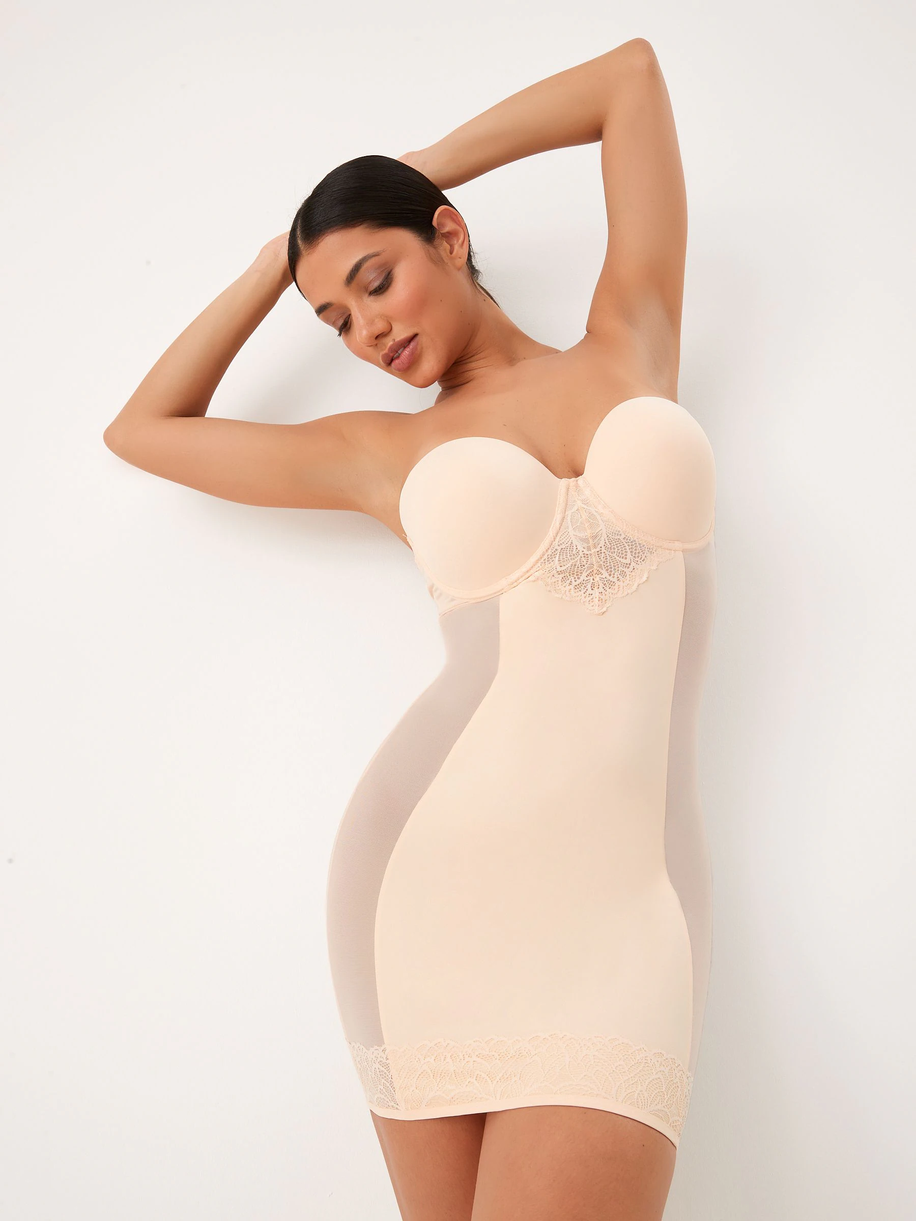 Pastelroze nude - Kanten DD+ slipdress met lichte vulling en sterke buikcorrectie