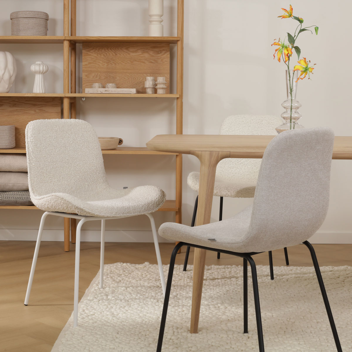 Eetkamerstoel Nora-Fé bouclé beige - zwart onderstel