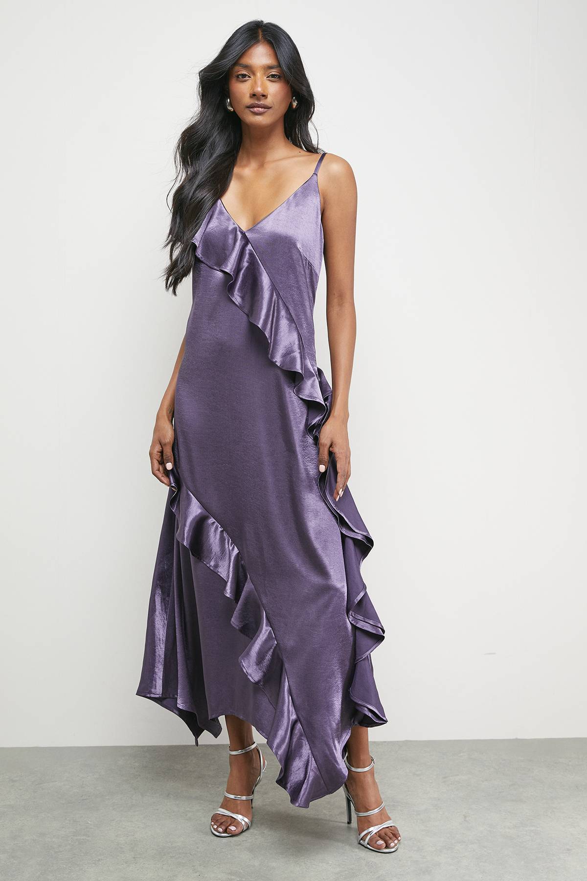 Warehouse (S) Robe Nuisette Midi Métallisée en Satin avec Volants et Décolleté Haut