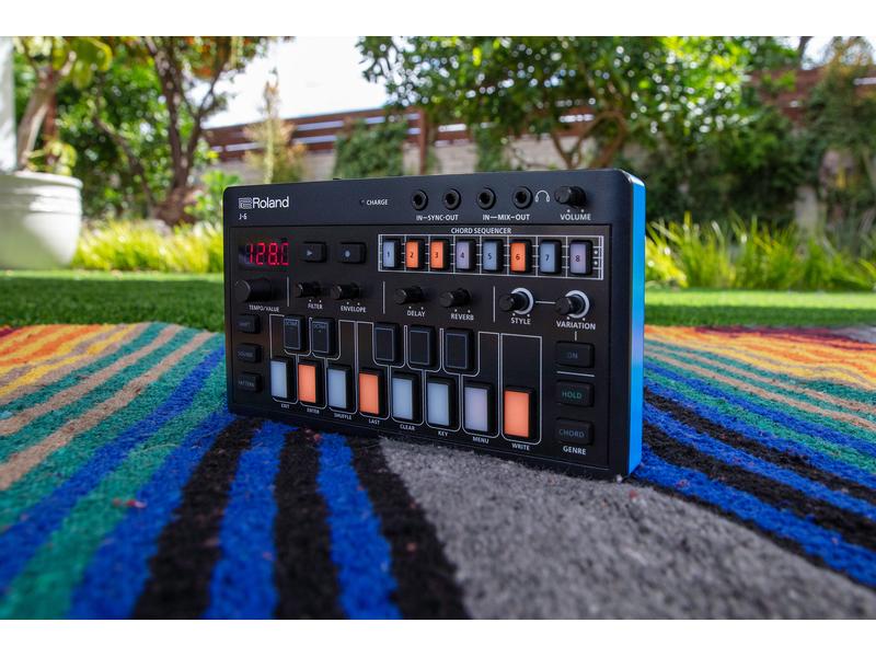 Roland Synthesizer AIRA J-6 Chord Innovative musikalische Toolbox mit kreativem Akkord-Sequencing und authentischem JUNO-60 Sound