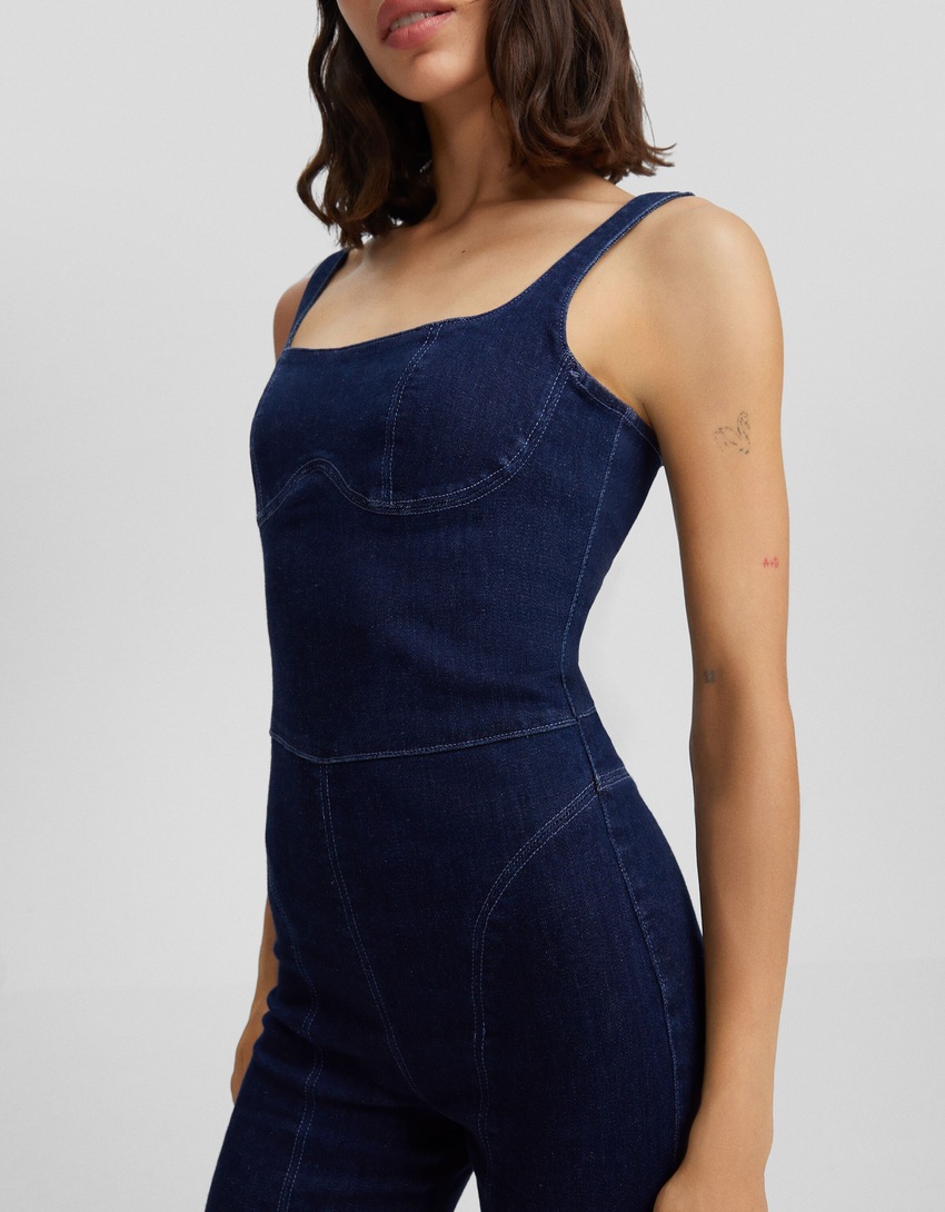 Macacão jeans justo com alças