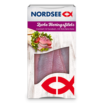 Zarte Heringsfilets mariniert mit Zwiebeln, mit Rote-Bete-Note