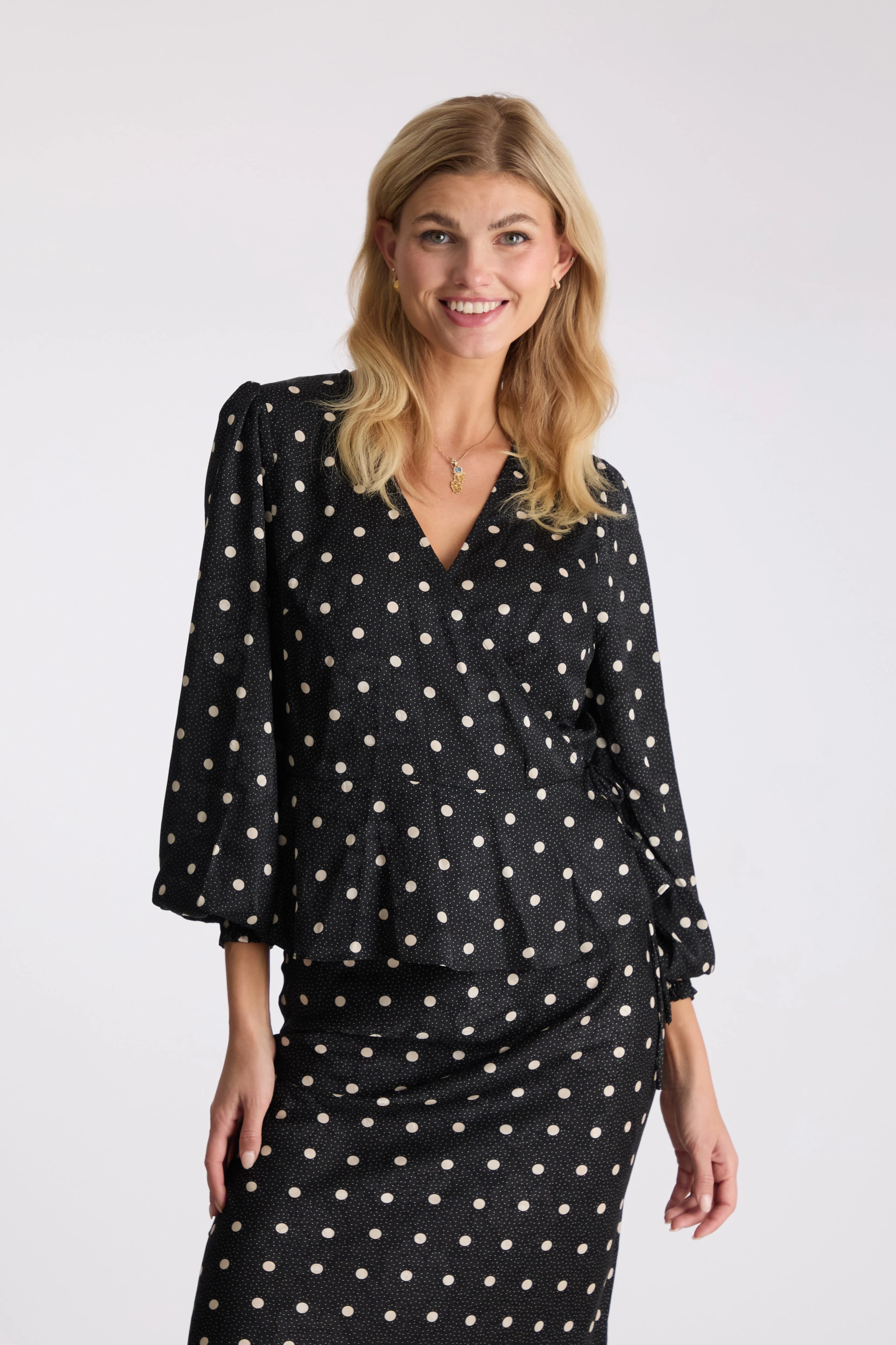 Neo Noir  Merry Retro Dot slå-om bluse - sort