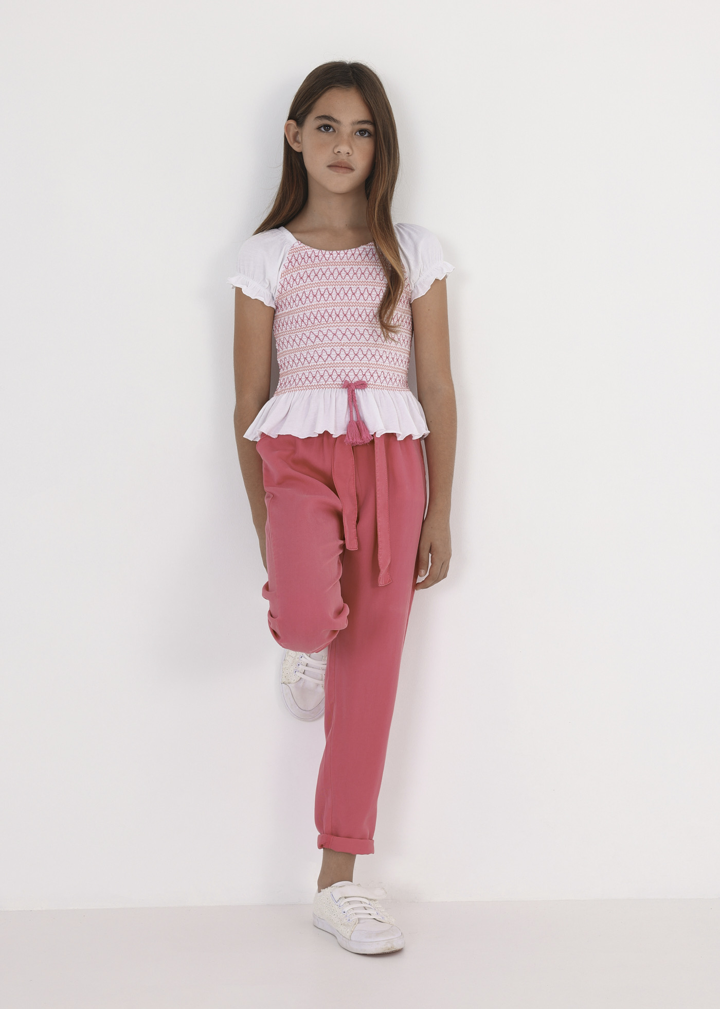 Camiseta infantil de algodão com mangas curtas e detalhes franzidos