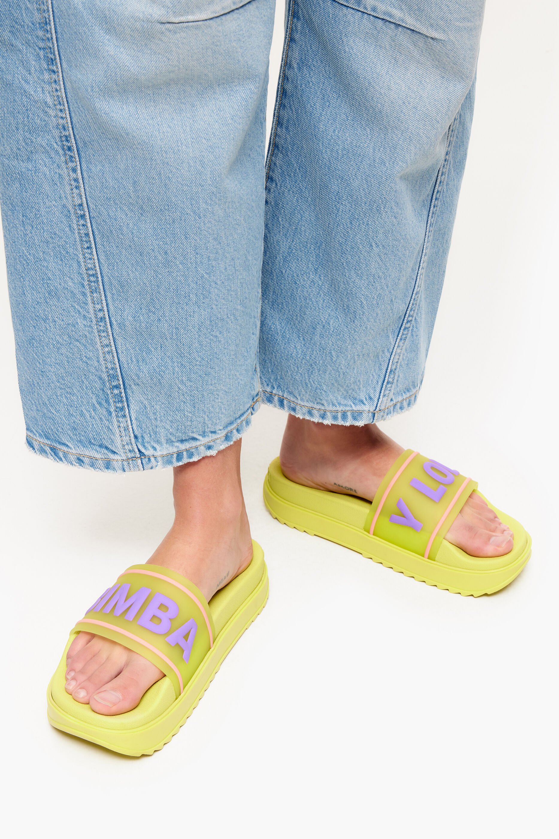 Chinelo plataforma com logo amarelo