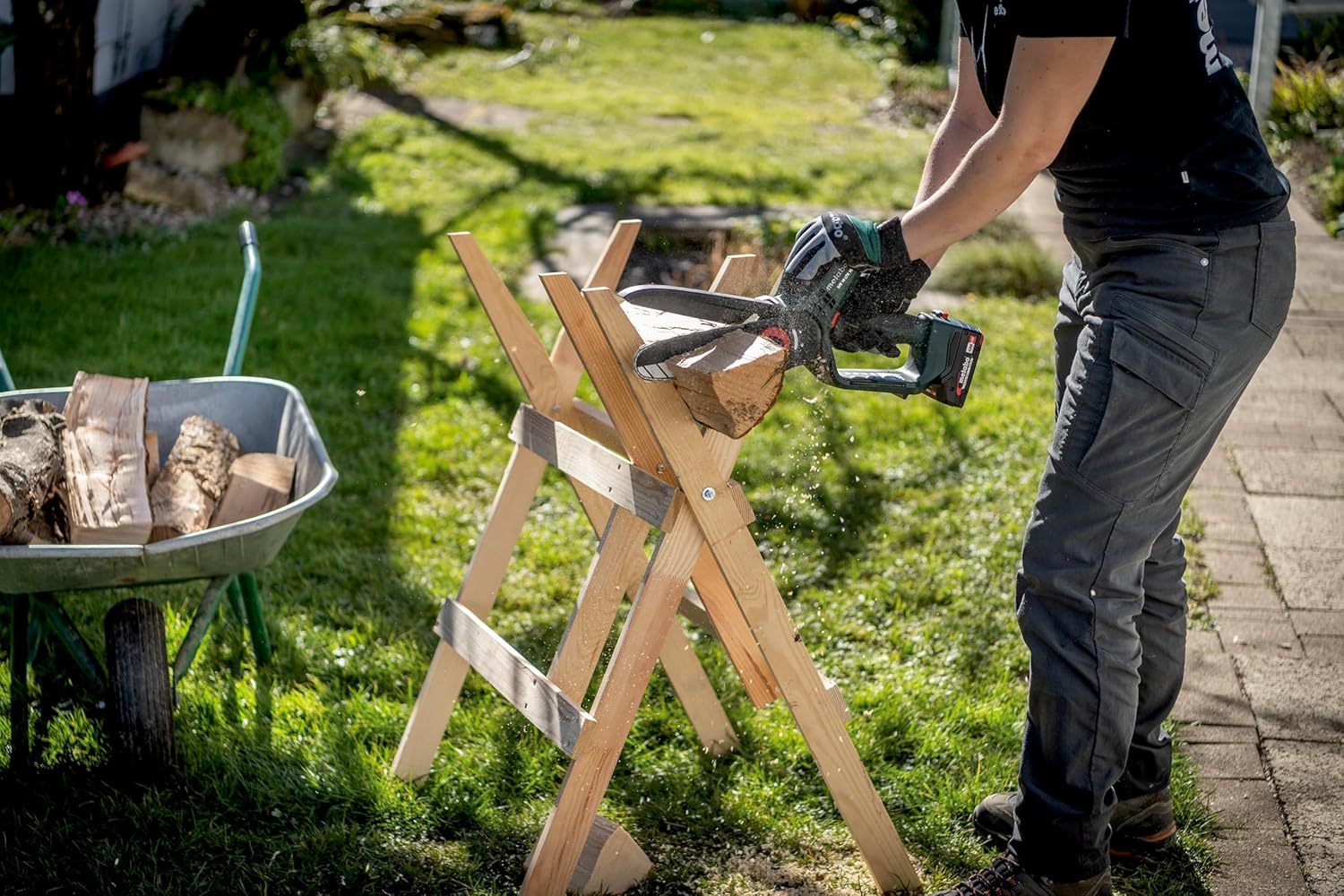 metabo Akku-Gehölzsäge MS 18 LTX 15-18V, 15 cm Schwertlänge - Ideal für Baumschnitt und Grünschnitt, hohe Kettengeschwindigkeit - Leicht und handlich