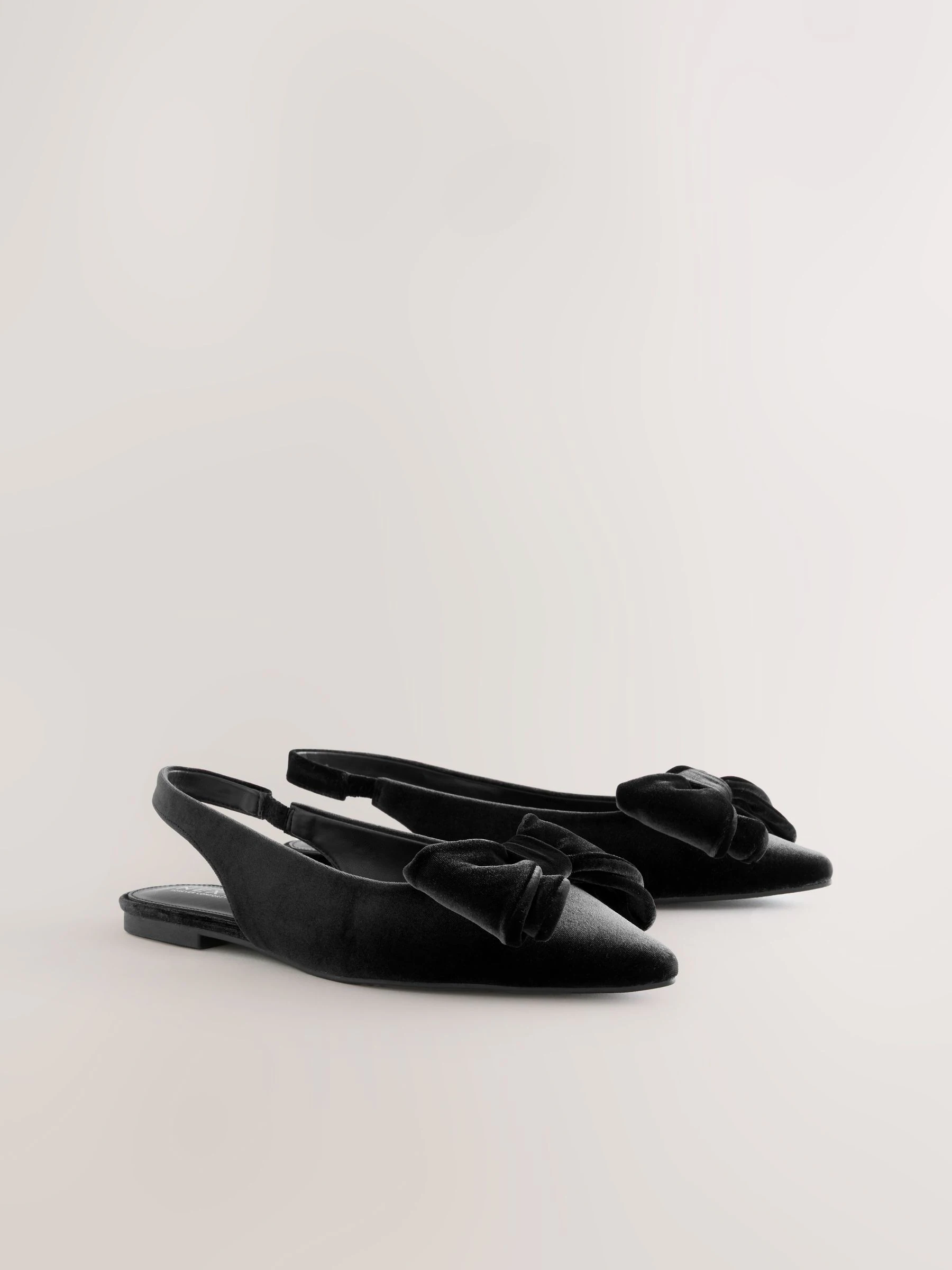 Zwart fluweel - Forever Comfort® ballerina's met strik, spitse neus en hielbandje