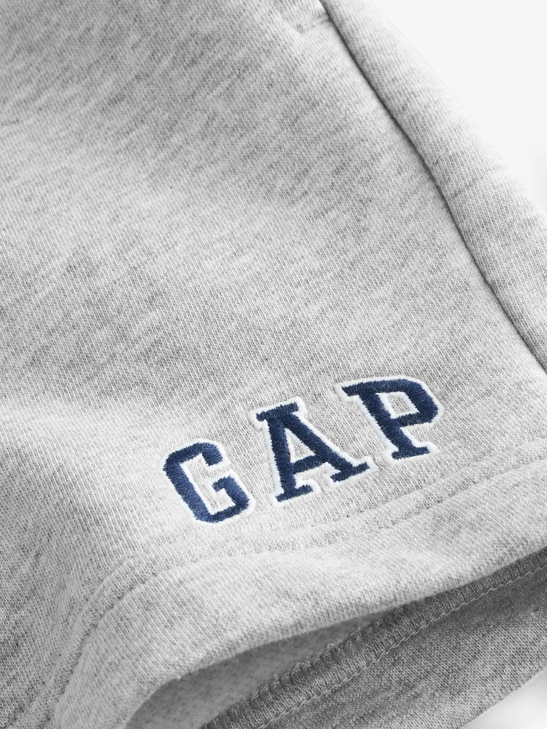 Grijs - Gap logo shorts met fleecevoering en elastische taille (4 - 13 jr)
