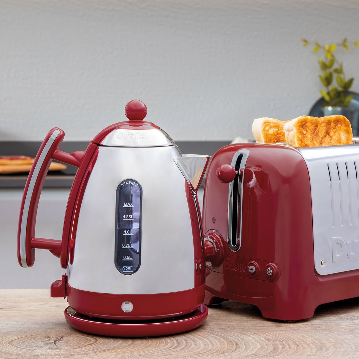 Jug vannkoker 1,5 liter, rød/rustfritt stål