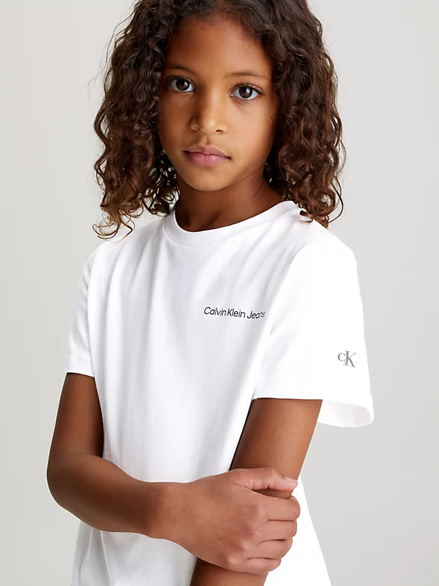 Camiseta infantil com logotipo