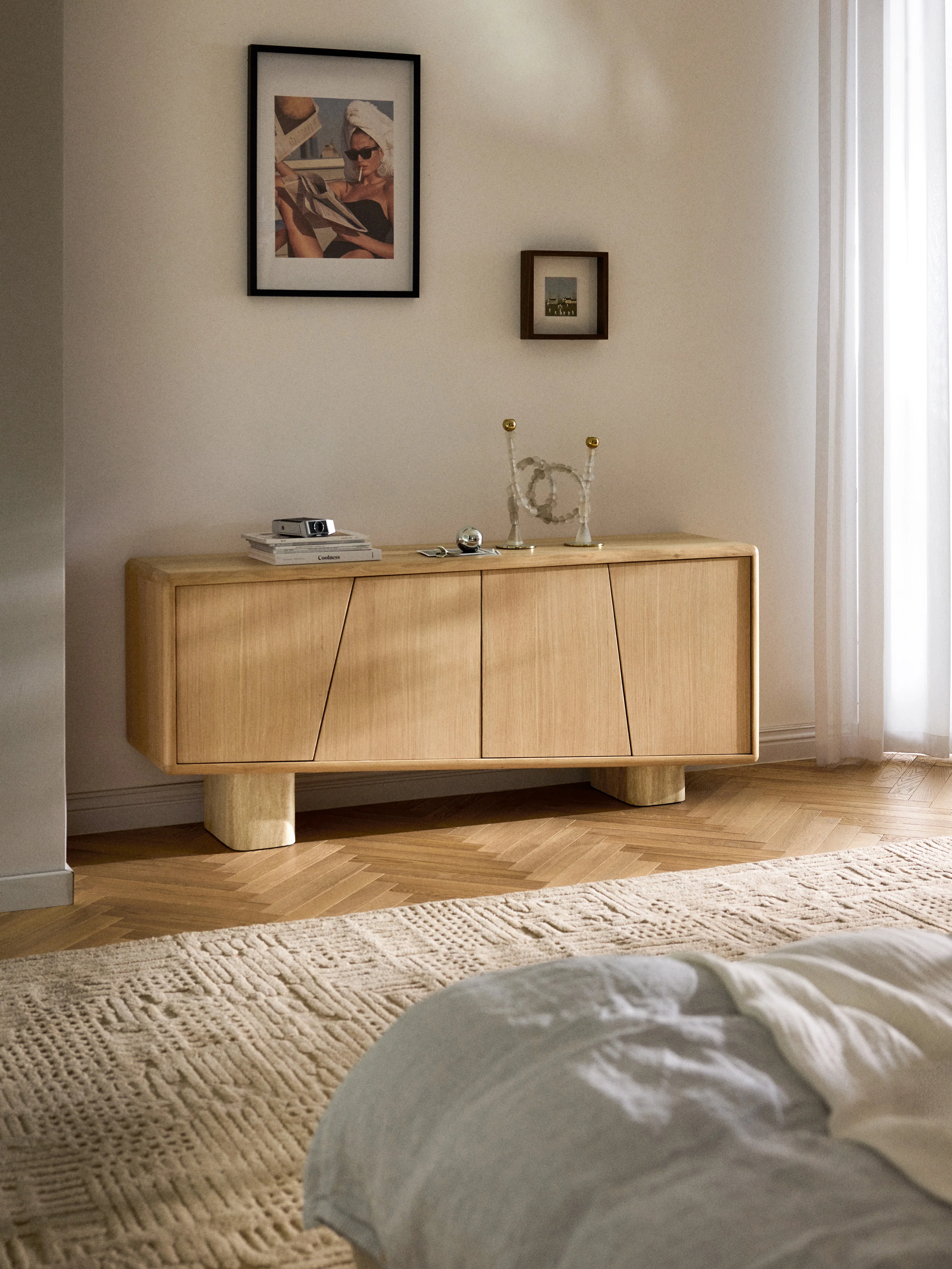 Houten dressoir Tundra met travertijn poten