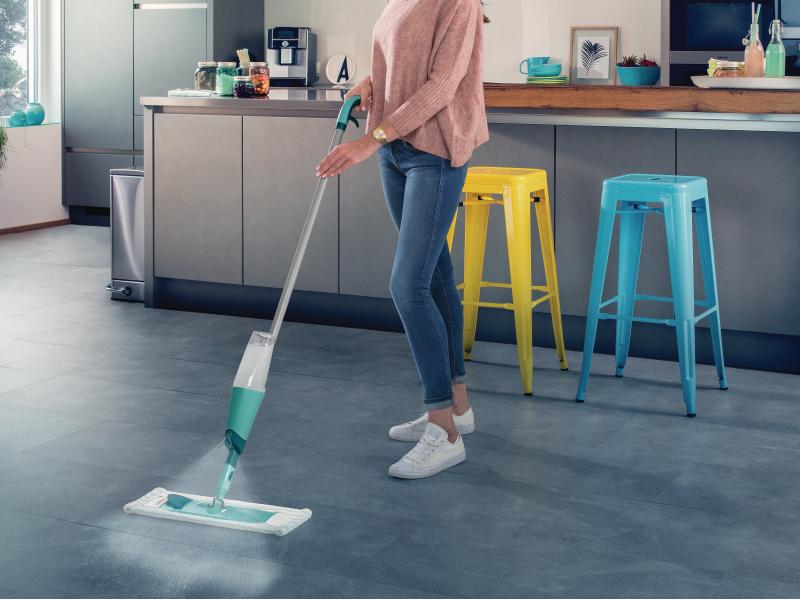 Leifheit Sprühwischer Easy Spray Bodenwischer mit Sprühfunktion am Stiel