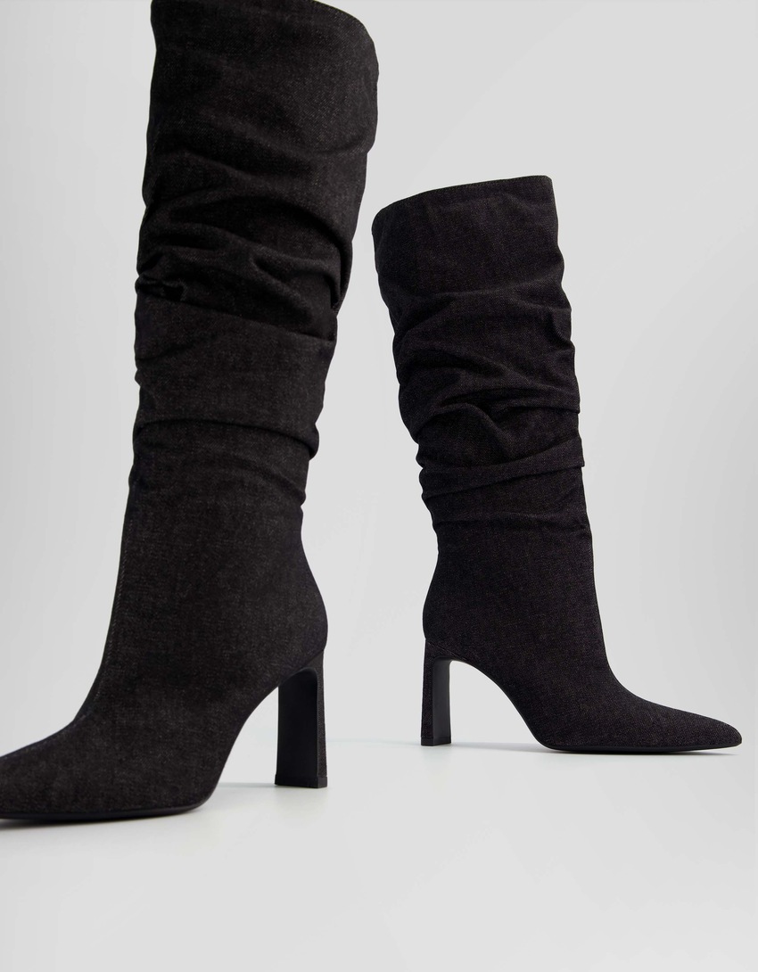 Botas de salto alto em jeans folgadas