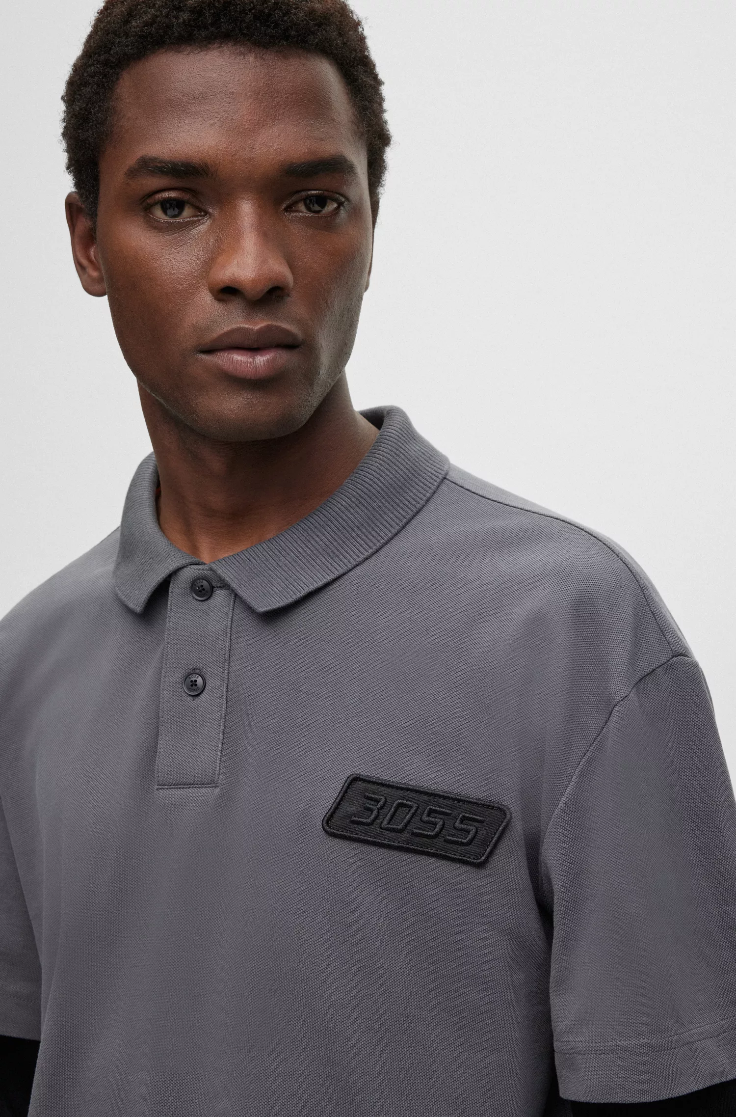 Camisa polo BOSS laranja, modelagem relaxada em piqué de algodão com mangas duplas.