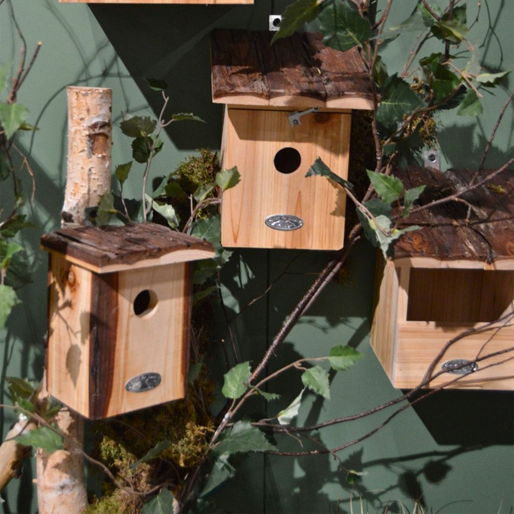 Nichoir pour oiseaux avec toît en écorce roitelet