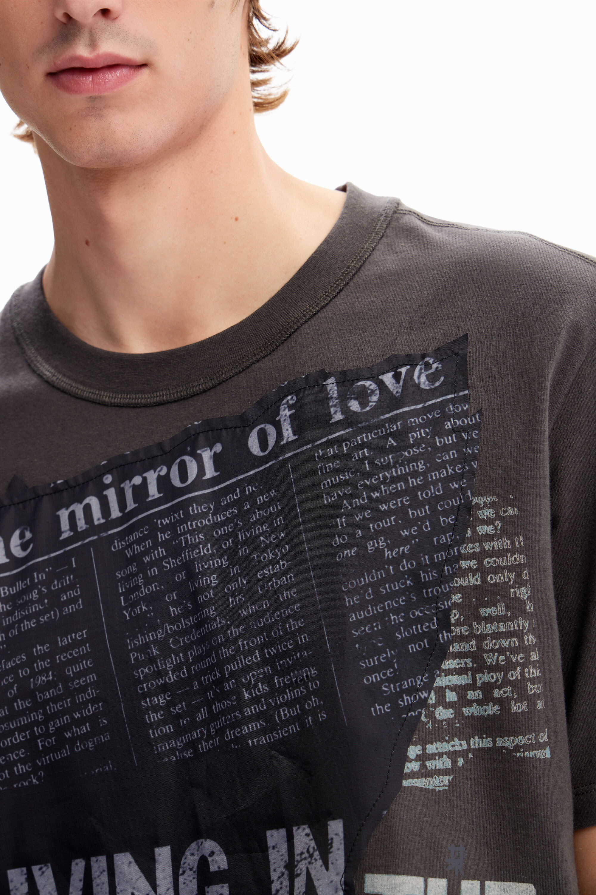 camiseta com patch de jornal