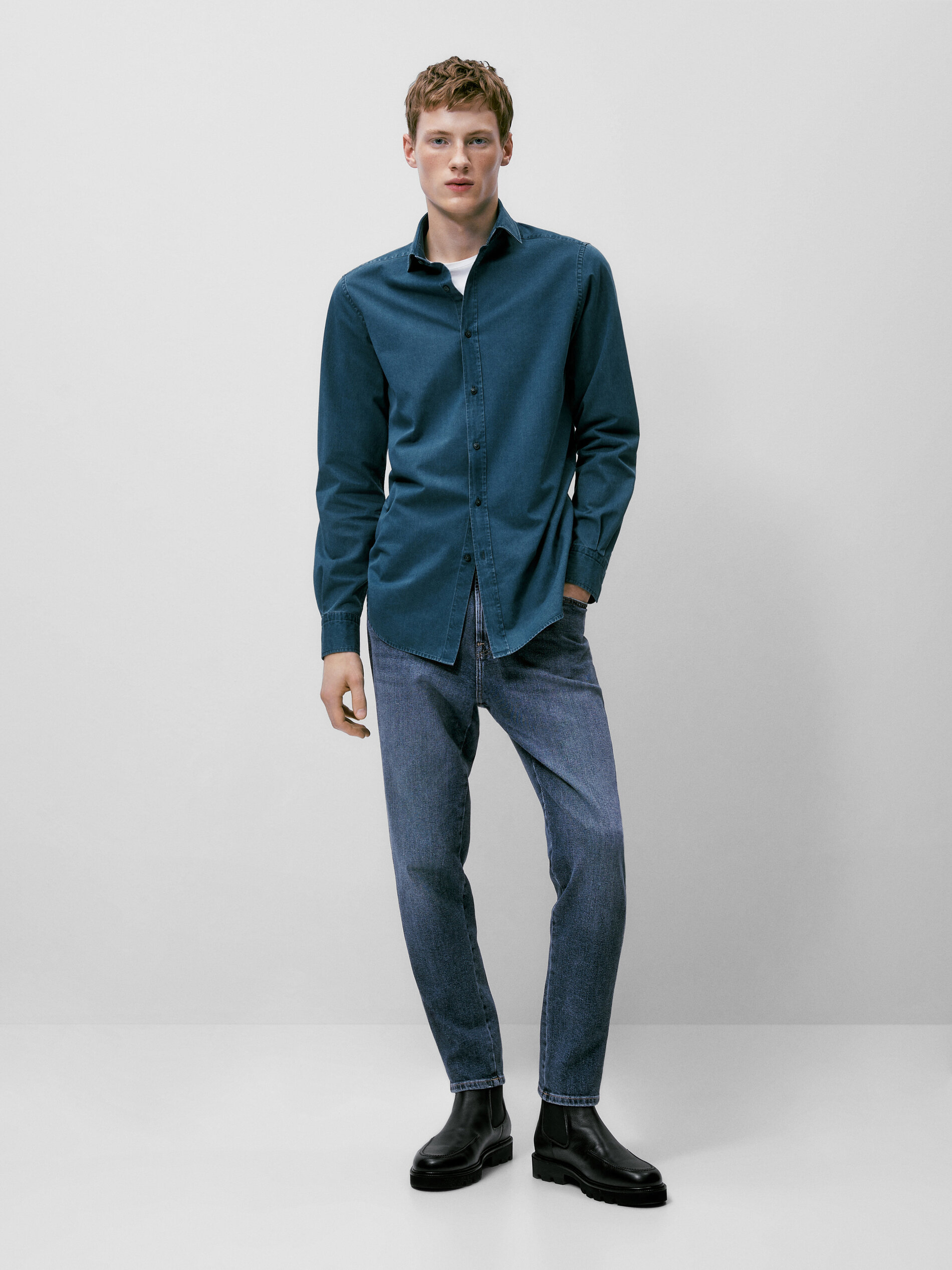 Calça jeans estonada com modelagem afunilada - INDIGO