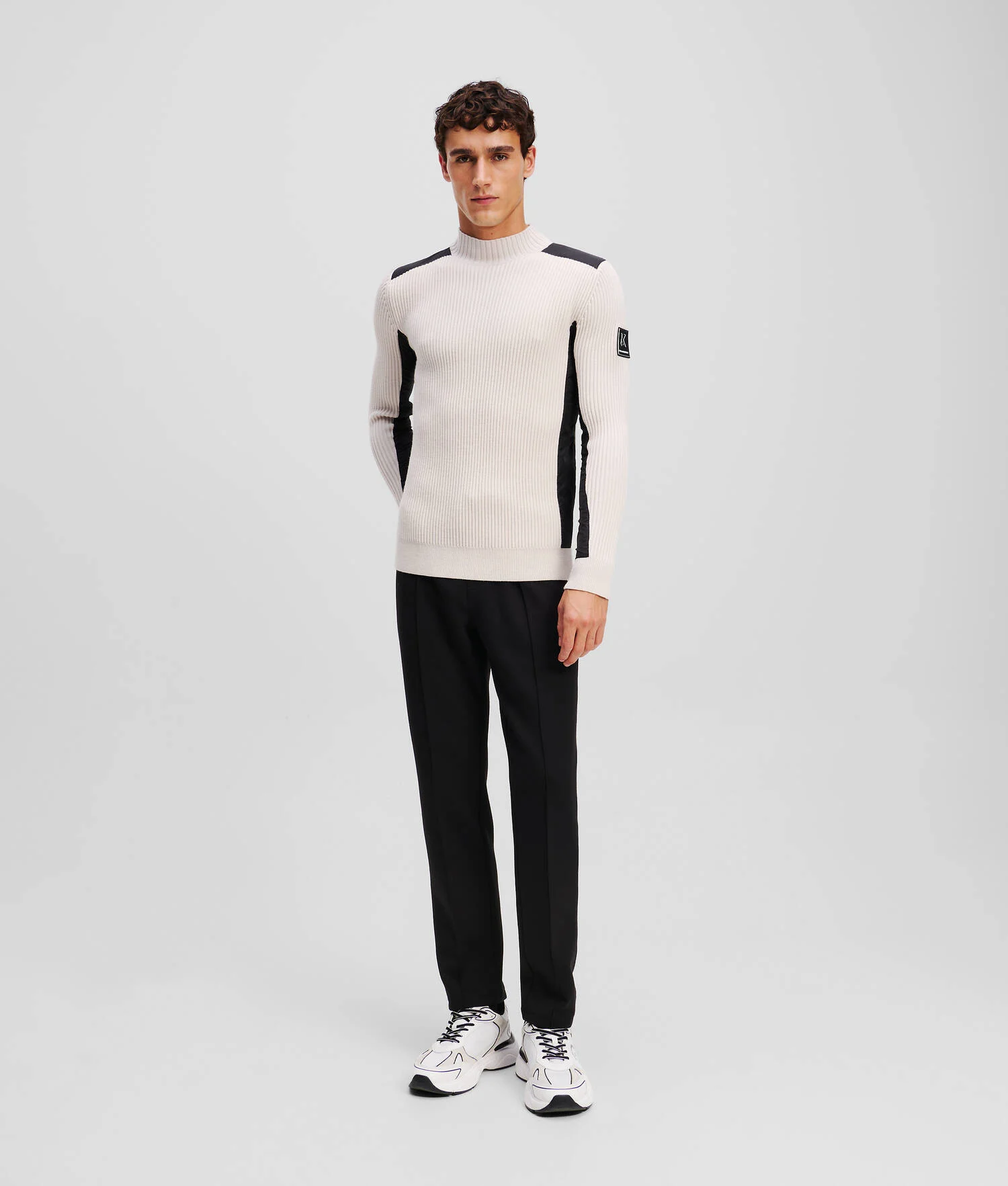 PULL À COL ROULÉ AVEC EMPIÈCEMENTS