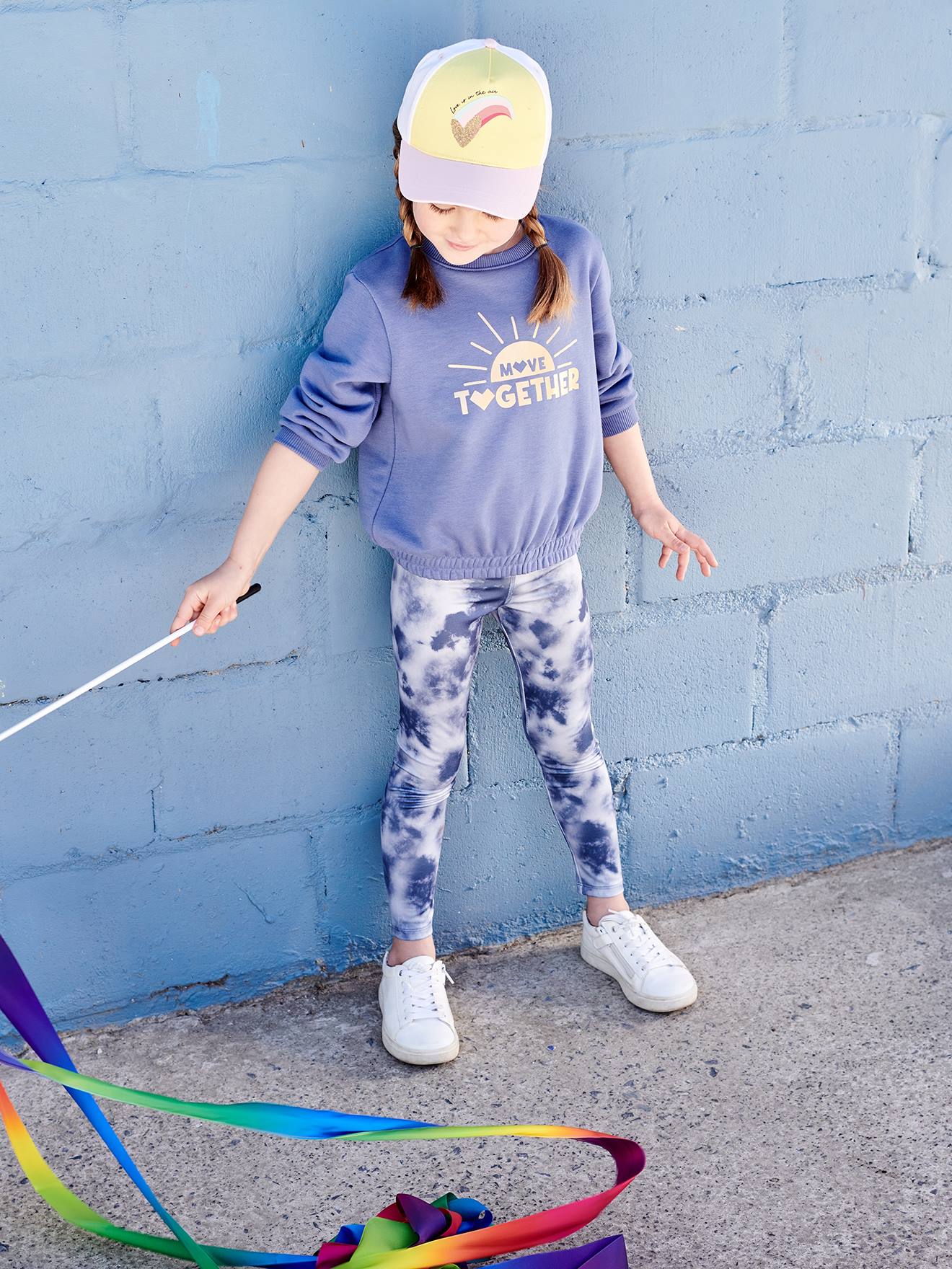 Leggings esportivas infantis azuis em tecido técnico com estampa.