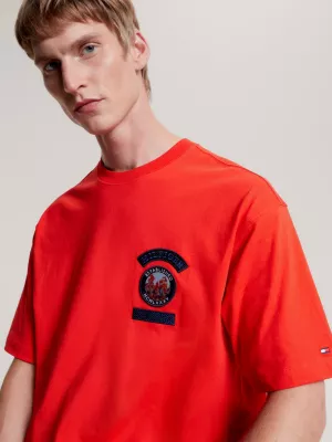 Camiseta de malha com vários logotipos e modelagem ajustada.