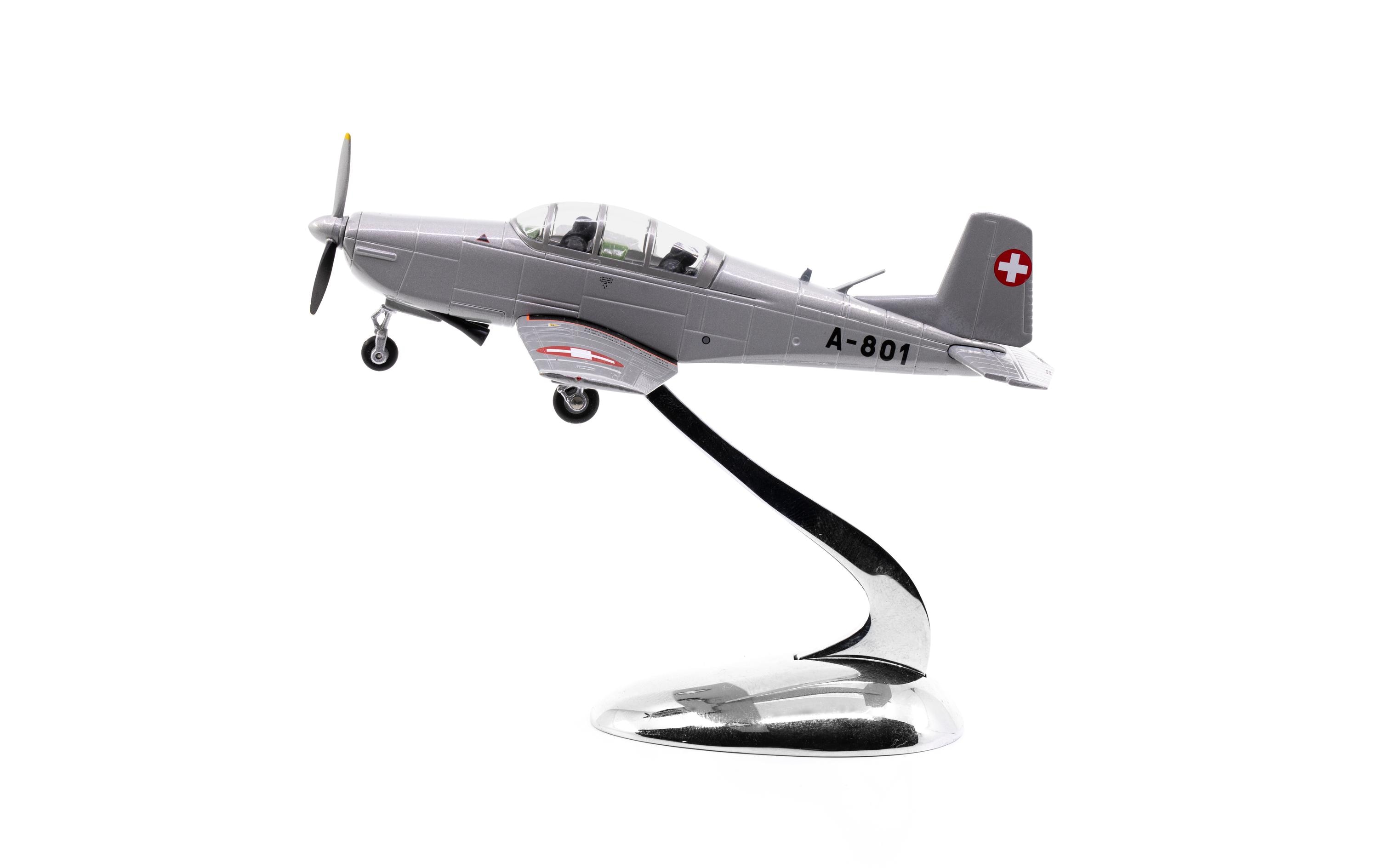 Pilatus P-3 A-801 inkl. Chromständer 1:72Flugzeugmodell mit Display-Ständer