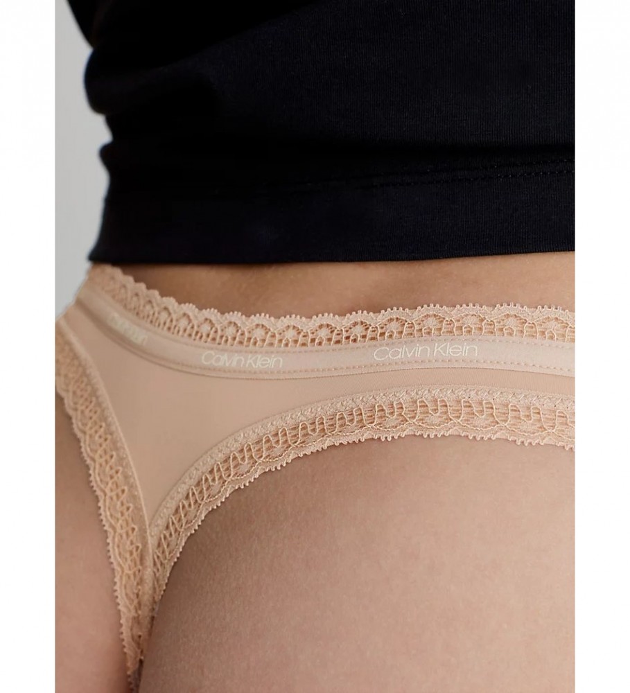 Conjunto de 3 calcinhas fio dental Calvin Klein Up: preta, branca e bege.